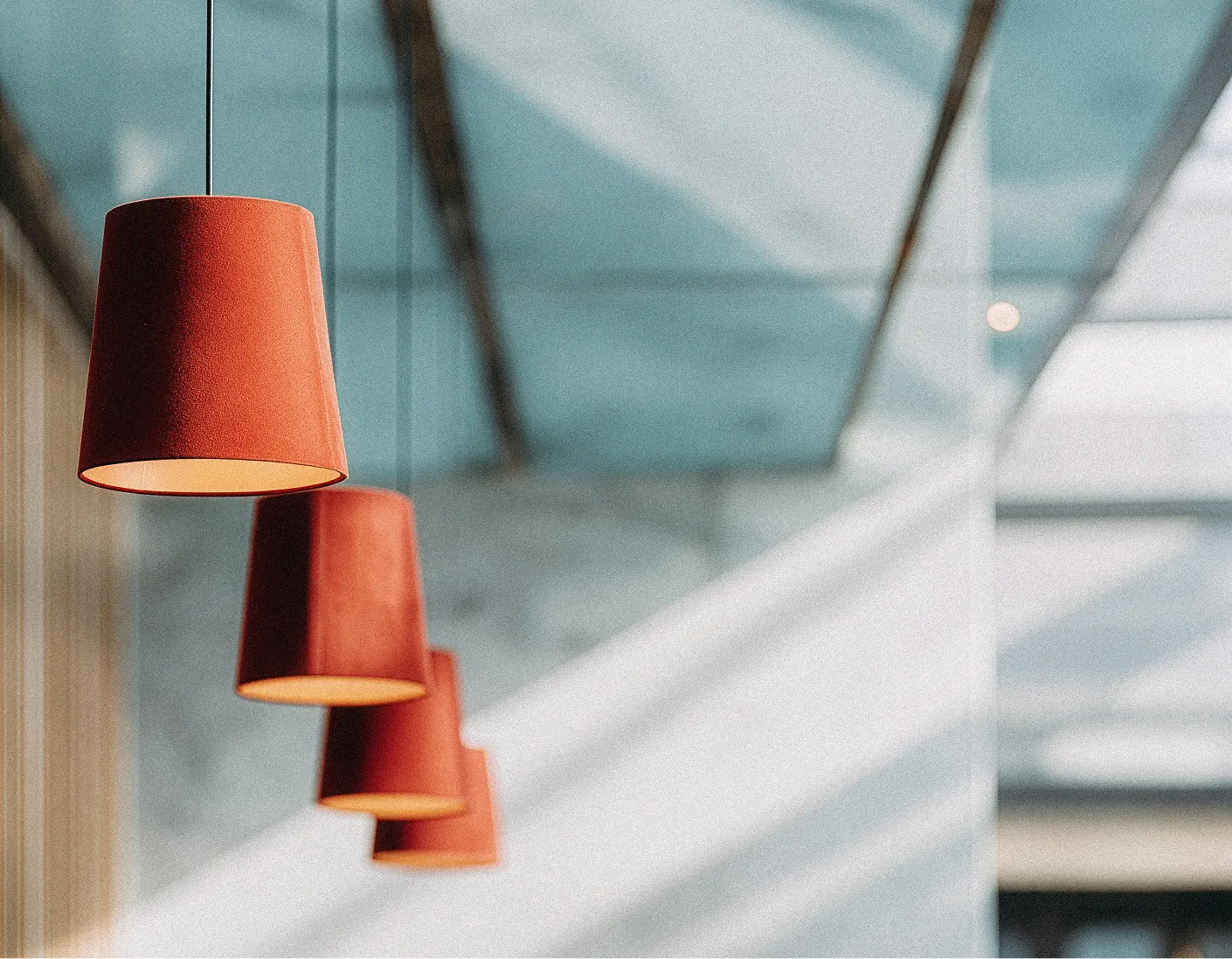 Interieur met lamp en plant
