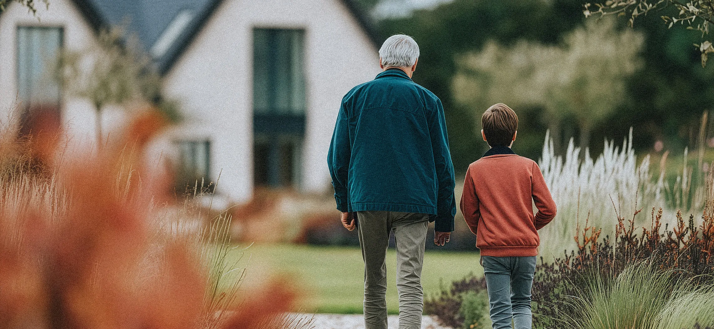 Grootvader en kleinzoon wandelen samen door de tuin